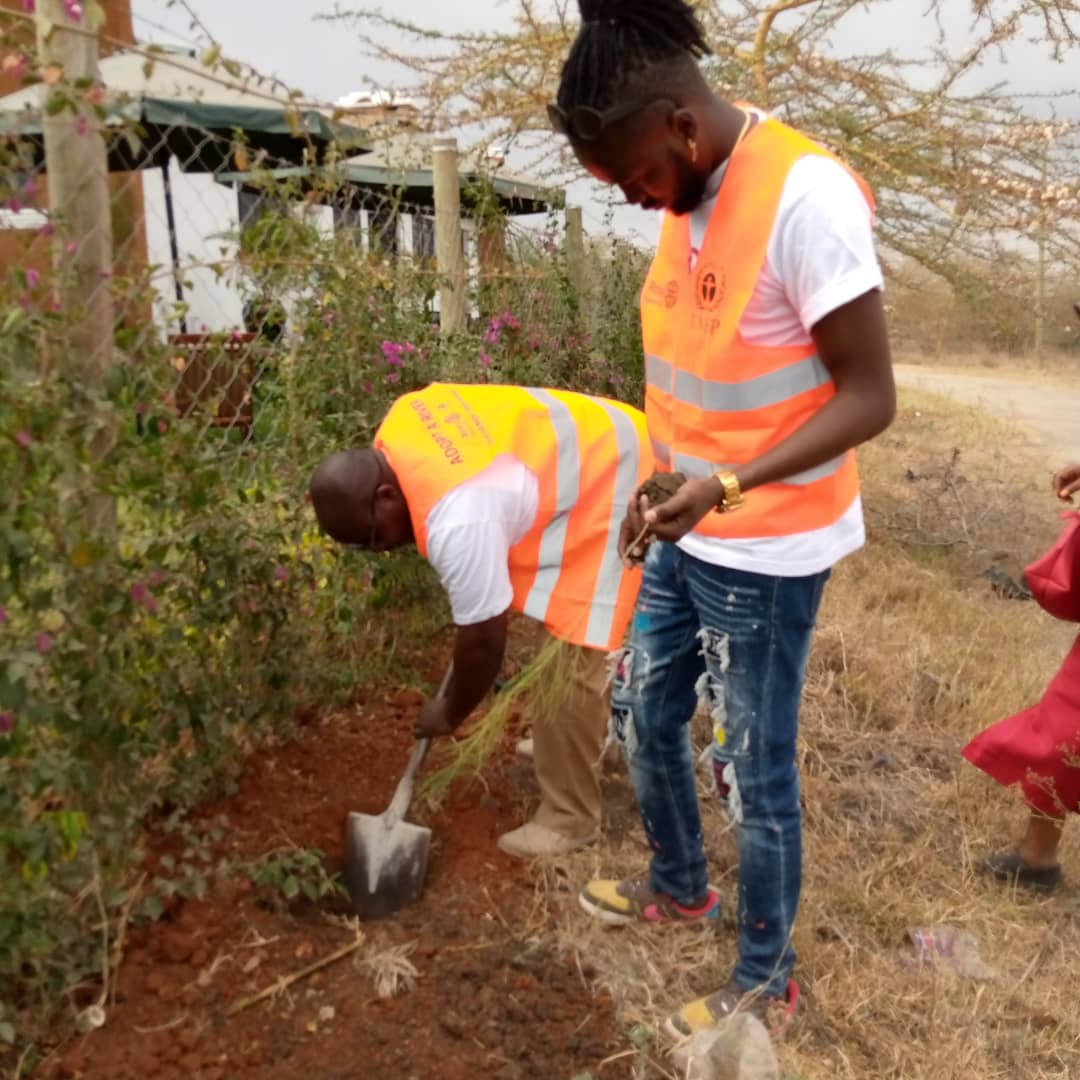 MAMASARAHFDN's tweet photo. Conserving the environment is a collective responsibility. We always take part in such activities with different partners and stakeholders @seedballsKe 
@kibwezi_well_wishers
@rotaract254

#FromUsToUs 
Ann kananu
#charity
Miguna
#Mamasarahfoundation
#charityevent 
#helpingothers https://t.co/3yhaN3TKfa