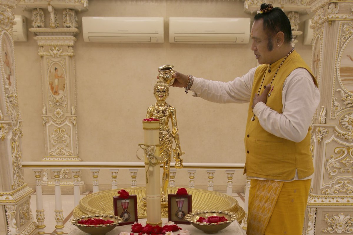 DelhiAkshardham's tweet photo. 2020 #PadmaShri awardee in Social Work, Indonesian Agus Indra Udayana, seeks blessings at Swaminarayan #Akshardham Delhi after being awarded. (10 Nov. 21)

He promotes Gandhian values and founded the Ashram Gandhi in Bali.

Prayers for his continued noble work

#PadmaAwards https://t.co/EJgIyrVdtK