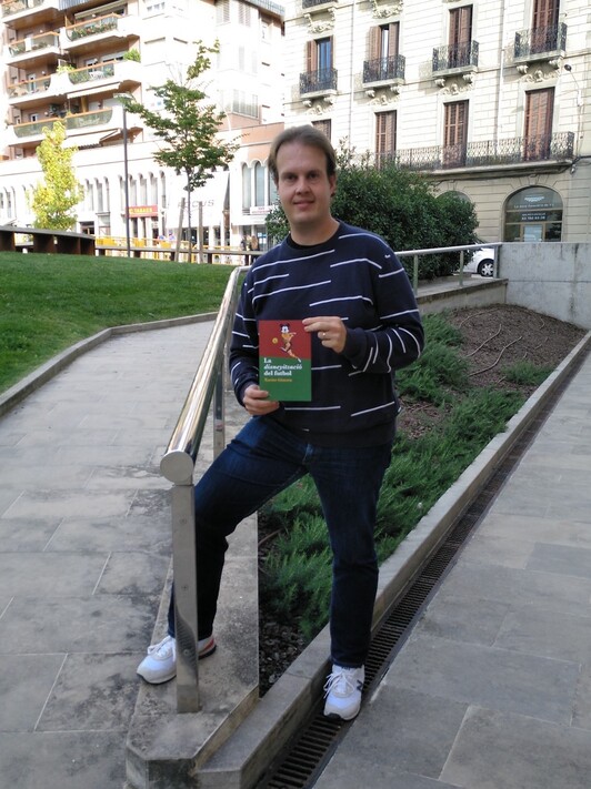 naiz_kirolak's tweet photo. [ENTREVISTA] Xavier Ginesta: «La Disneyficación del fútbol es la transformación de los clubes en entes del entretenimiento» https://t.co/z1LJgorRbi @bzarrabeitia https://t.co/8xlwl6QV8e