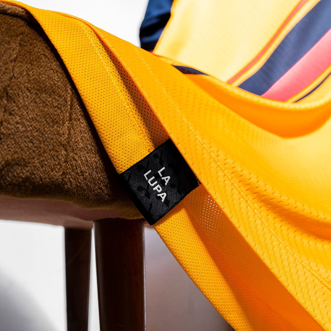 NBFootball's tweet photo. 𝙄𝙣𝙨𝙥𝙞𝙧𝙚𝙙 𝙗𝙮 𝙩𝙝𝙚 𝙞𝙘𝙤𝙣𝙞𝙘 𝙇𝙪𝙥𝙚𝙩𝙩𝙤 🐺
 
The new @OfficialASRoma Third Kit, completing the Giallorossi’s on-pitch looks for 21-22
 
#NBFootball #OnlyRoma @newbalance https://t.co/OAP25F45La