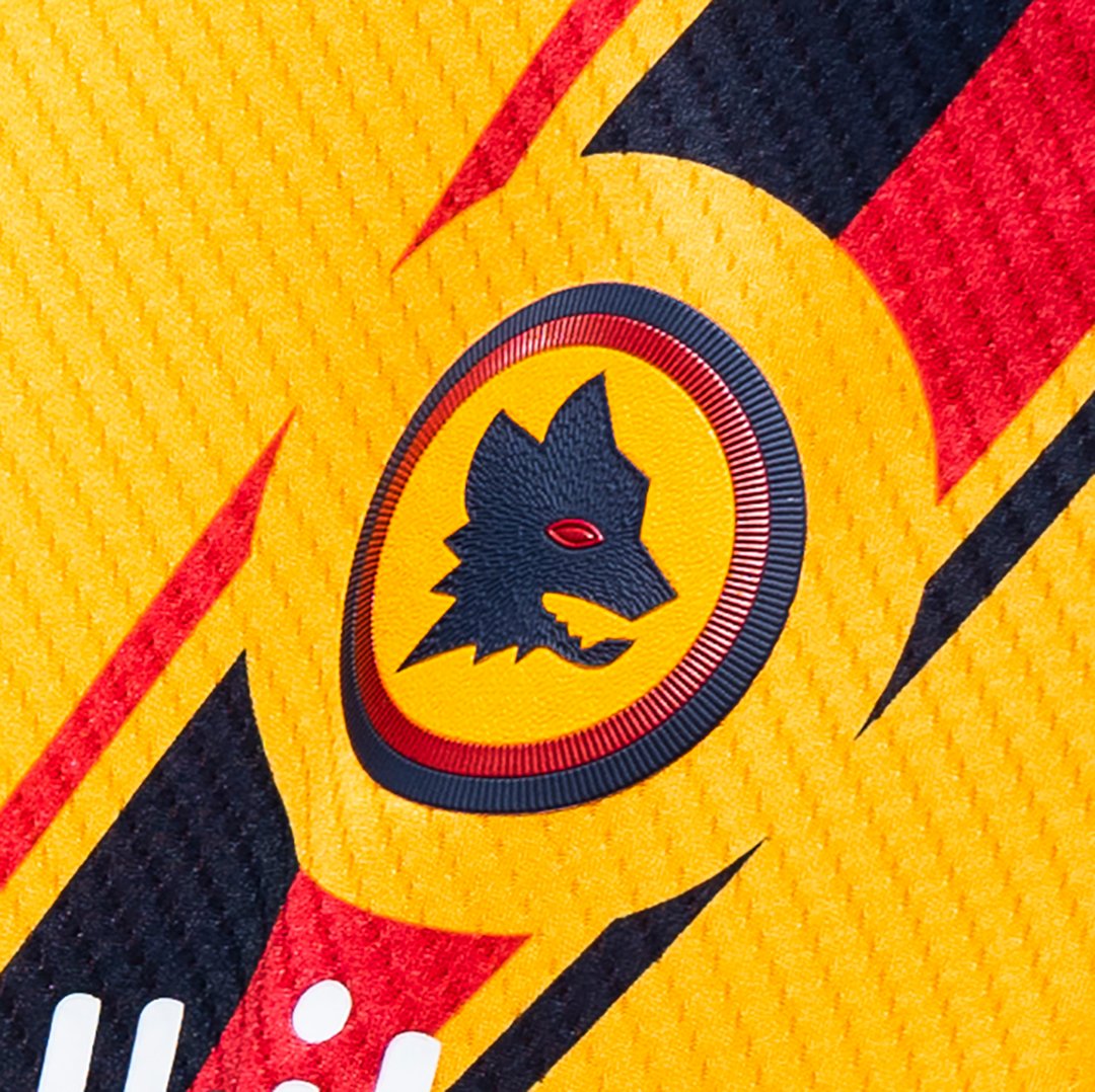 NBFootball's tweet photo. 𝙄𝙣𝙨𝙥𝙞𝙧𝙚𝙙 𝙗𝙮 𝙩𝙝𝙚 𝙞𝙘𝙤𝙣𝙞𝙘 𝙇𝙪𝙥𝙚𝙩𝙩𝙤 🐺
 
The new @OfficialASRoma Third Kit, completing the Giallorossi’s on-pitch looks for 21-22
 
#NBFootball #OnlyRoma @newbalance https://t.co/OAP25F45La
