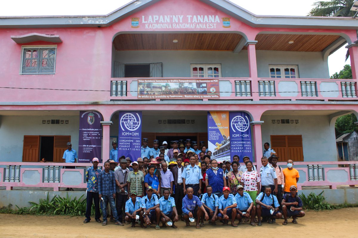 IOM_Madagascar's tweet photo. Du 8 au 11 novembre, dans le cadre du projet #CAPMadagascar financé par @PBFMadagascar, l'OIM a conclu des sessions de dialogue dans la région d'Atsinanana, qui visaient à sensibiliser la population locale sur le rôle de la gendarmerie dans la lutte contre le #COVID19. https://t.co/D7Fzw8RCTN