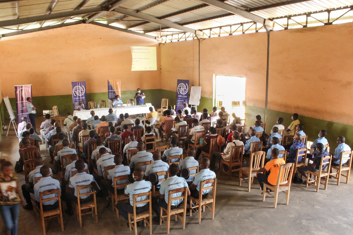 IOM_Madagascar's tweet photo. Du 8 au 11 novembre, dans le cadre du projet #CAPMadagascar financé par @PBFMadagascar, l'OIM a conclu des sessions de dialogue dans la région d'Atsinanana, qui visaient à sensibiliser la population locale sur le rôle de la gendarmerie dans la lutte contre le #COVID19. https://t.co/D7Fzw8RCTN