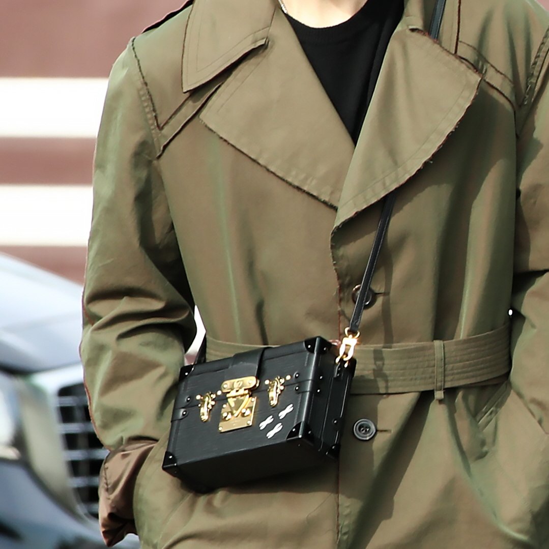 kvibe_yonhap's tweet photo. BTS' #JIMIN leaving for US and his #LouisVuitton 

https://t.co/AWNyBkDpP9 https://t.co/SEnsYgzdu5