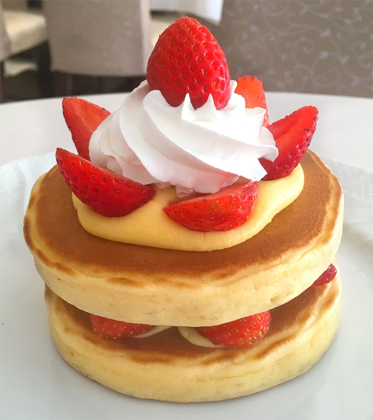 銀座グルメセラピー 不二家 レストラン 数寄屋橋店 ストロベリーホットケーキ 1 090円 こんがりふかふか厚みある2段の ホットケーキに苺とホイップ カスタードクリーム カワイイ見た目と懐かしい味わいにほっこり T Co K6fbx0lape T Co