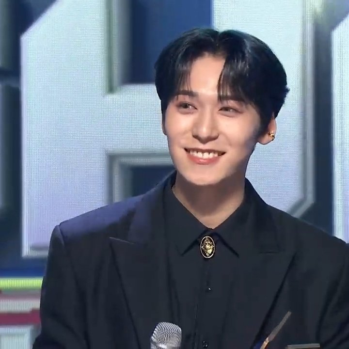 justweus's tweet photo. debut: 09 January 2019
1st win: 17 November 2021

ONEUS finally got their 1st win on Show Champion, Congrats ONEUS and ToMoons 😭🏆🏆🏆🏆

#ONEUS1stWin #LUNA1stWin https://t.co/0s16r5fZPe