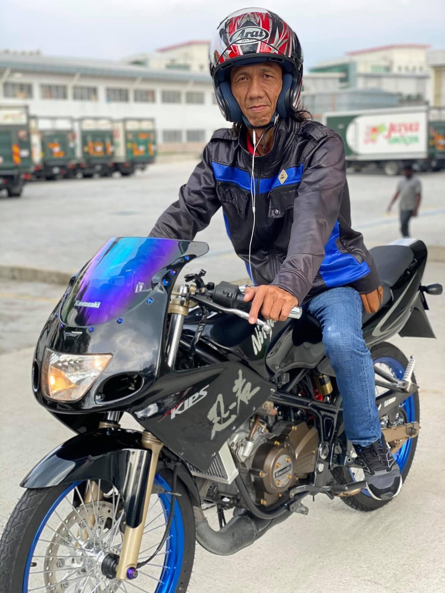 BikersRanger's tweet photo. Kenangan zaman muda simpanan memori dikala tua ! βΌοΈπ₯βπ»
Credit nazirul muizz
#thebikersranger #bikersranger #TBRraretrok #SangapThrottle #kawasaki #RR150 #zx150 #krr150 #ninja150 #kips #superkips https://t.co/b5r1njk5Ox