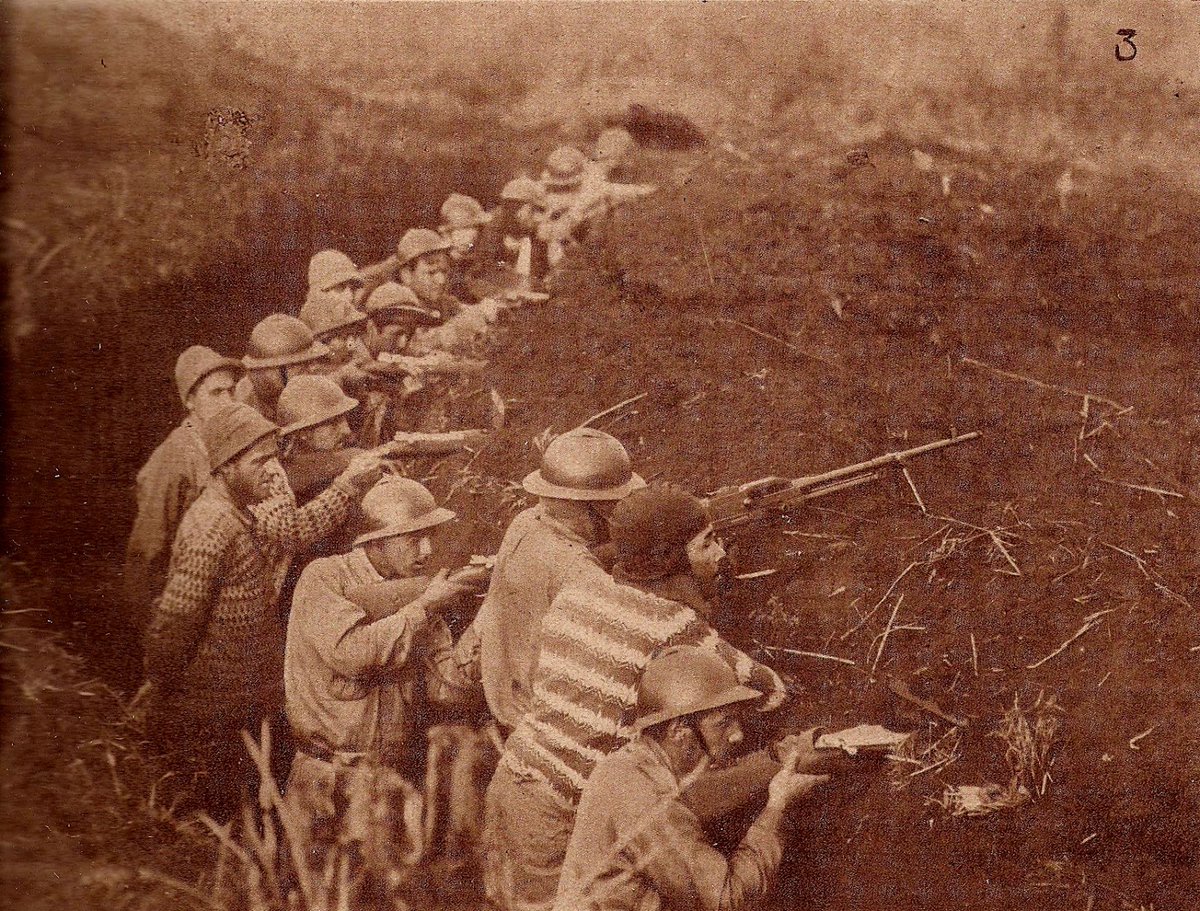 guardioesde32's tweet photo. Trincheira paulista em Lygiana, atual município de Campina do Monte Alegre/SP, na Revolução de 1932. Trata-se de tropas do destacamento do cel Christiano Klingelhoefer (1874-1948). Essa linha de trincheiras se situava próxima à margem do Rio Paranapanema. https://t.co/hip0MwjRAD