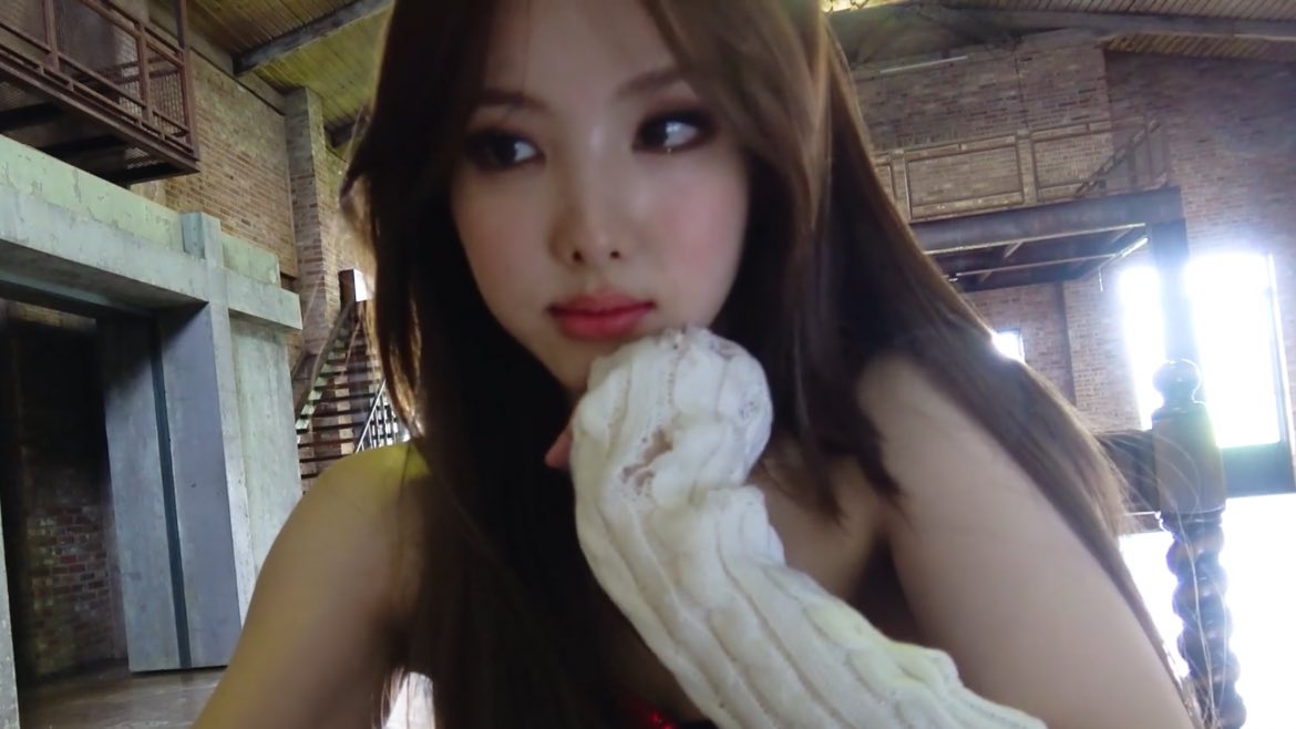imnayeonarchive's tweet photo. she’s the prettiest woman https://t.co/UMpF9duJzZ