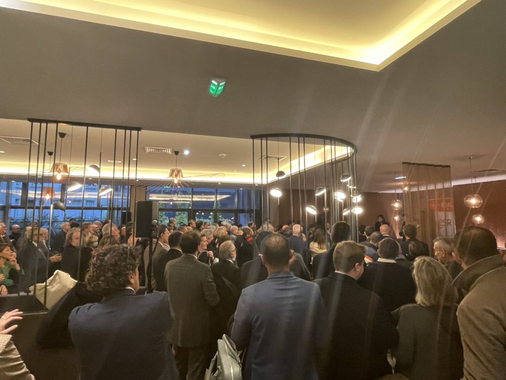Alx_Jardin's tweet photo. Beaucoup de monde et d’énergie ce matin autour d’@Anne_Hidalgo, @faureolivier et @CaroleDelga au petit déjeuner de la #FNSER.
Une belle équipe de #France des élus socialistes déterminés à faire gagner la Gauche avec @Anne_Hidalgo à la #Presidentielle2022 ✊🌹 https://t.co/kSHaviN2d4