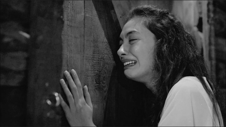 -psikologum:Bir kurgusal karektere üzülemezsin 
+o kurgusal karekter 
#SefirinKızı