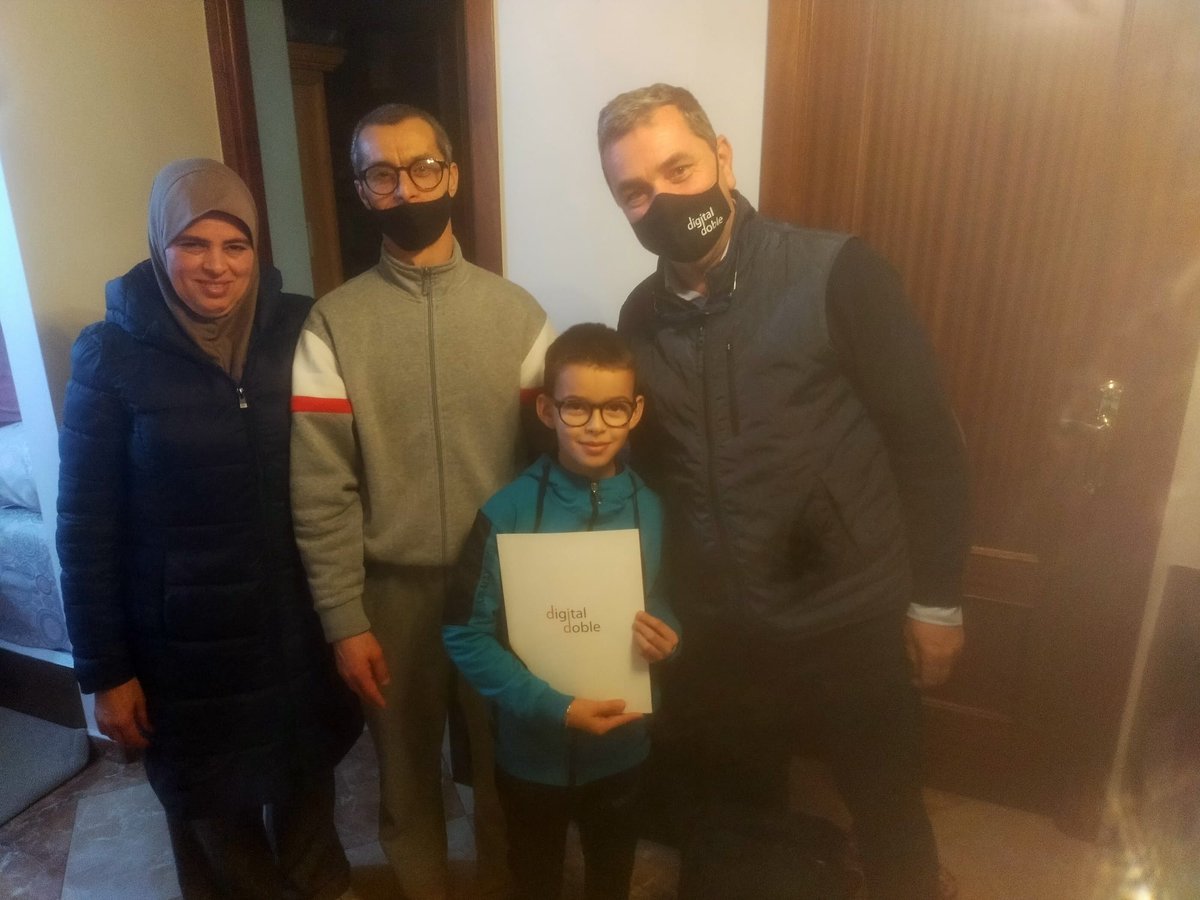 digital_doble's tweet photo. Esta familia disfruta ya de su internet gratuito como beneficiarios del programa que nuestra empresa y Forum Andalucía han puesto en marcha para dotar de internet a familias vulnerables con hijos escolares.  #digitaldoble #Forumandalucia #internetparatodos #stopbrechadigital https://t.co/BRFoogBTKy