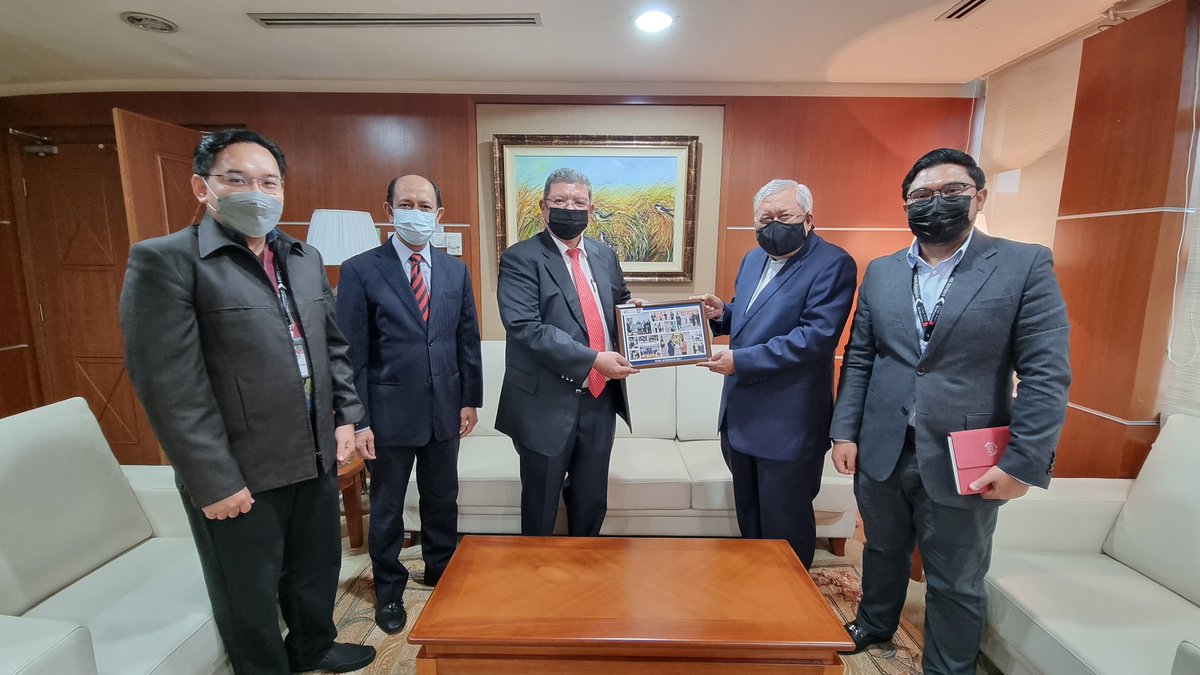 saifuddinabd's tweet photo. Penasihat Khas Dato' @azamwali baru sahaja pulang daripada Qatar di mana beliau bertemu dengan PYT @Lolwah_Alkhater dan pelbagai pihak berkepentingan bagi memperkukuhkan misi kemanusiaan serta memahami perkembangan semasa di Afghanistan. https://t.co/7K1bzzuocX