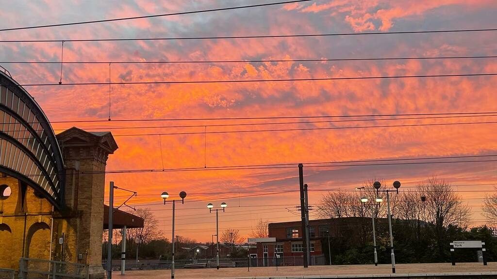 kattyork's tweet photo. Sunset over @york_railway_station last night. 16/11/2021
#sunset #sun #pretty #beautiful #red #orange #pink #sky #nature #clouds #horizon #photooftheday #instagood #gorgeous #warm #view #evening #silhouette #instasky #all_sunset #york #yorkporn #sky #s… https://t.co/CrNnHhj3iu https://t.co/wjONyzKknE