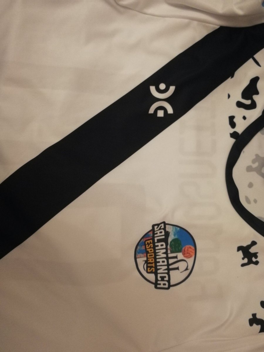 ⚠️SORTEO⚠️ Lo prometido es deuda y aquí está la camiseta que vamos a sortear (solo españa) del Salamanca esport. Pasos a seguir:
-Dar rt🔄
-Dar like❤️
-Dar follow a twitch.tv/ramosneitorlol
-Nombrar a un amigo

Fecha límite 3/12.
MUCHA SUERTE!!!!