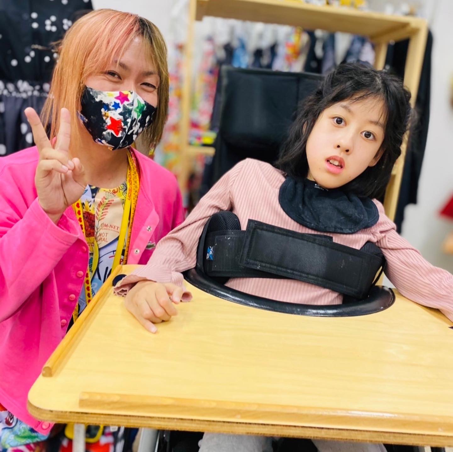 Tenbo 車椅子のスポークカバーデザイン進行中 中学生のあやねちゃん 福山型筋ジストロフィー の車椅子のスポークカバーのデザインのご相談を受けさせていただきました 以前 あやねちゃんの制服をデザインさせて頂いたご縁もあります どんな