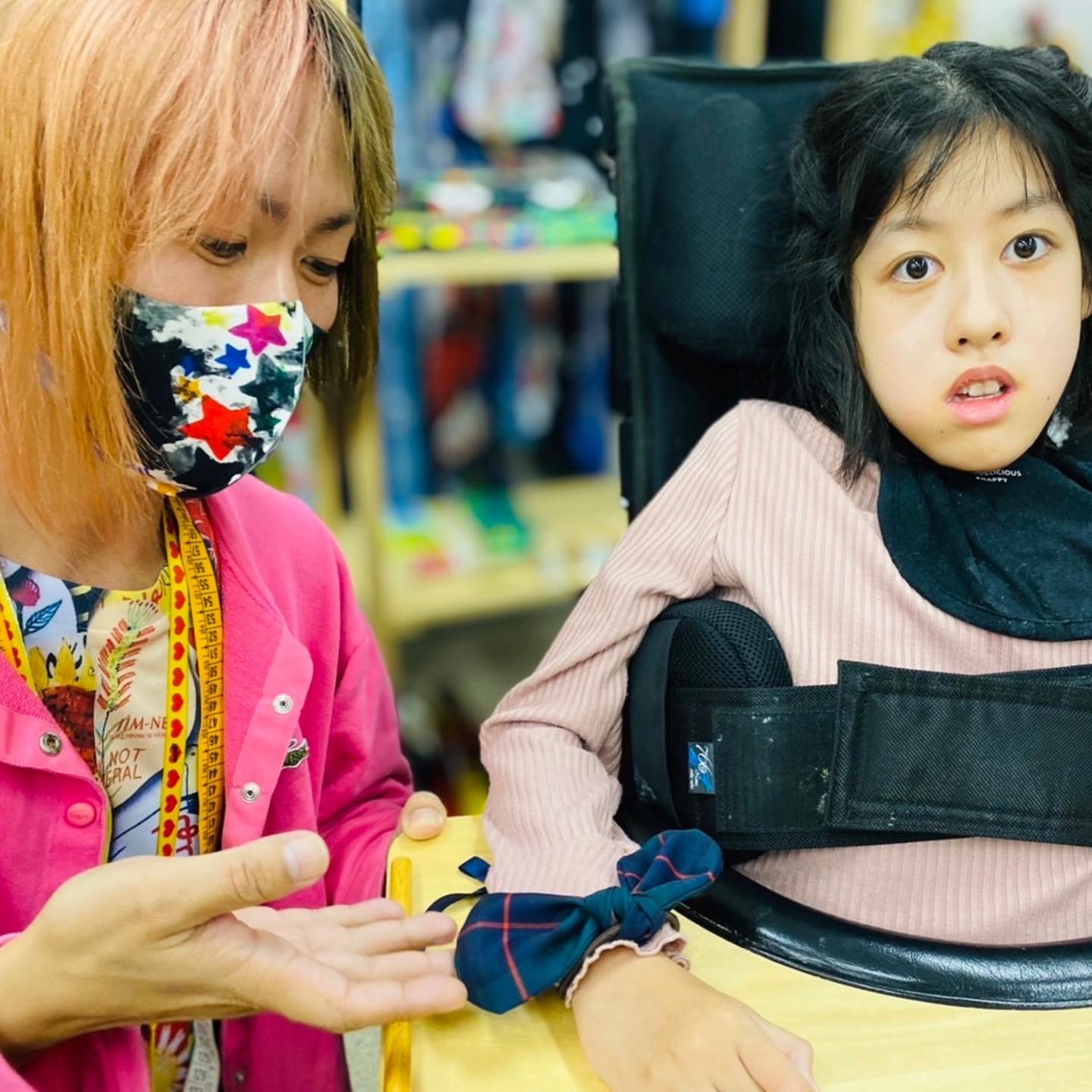 Tenbo 車椅子のスポークカバーデザイン進行中 中学生のあやねちゃん 福山型筋ジストロフィー の車椅子のスポークカバーのデザインのご相談を受けさせていただきました 以前 あやねちゃんの制服をデザインさせて頂いたご縁もあります どんな