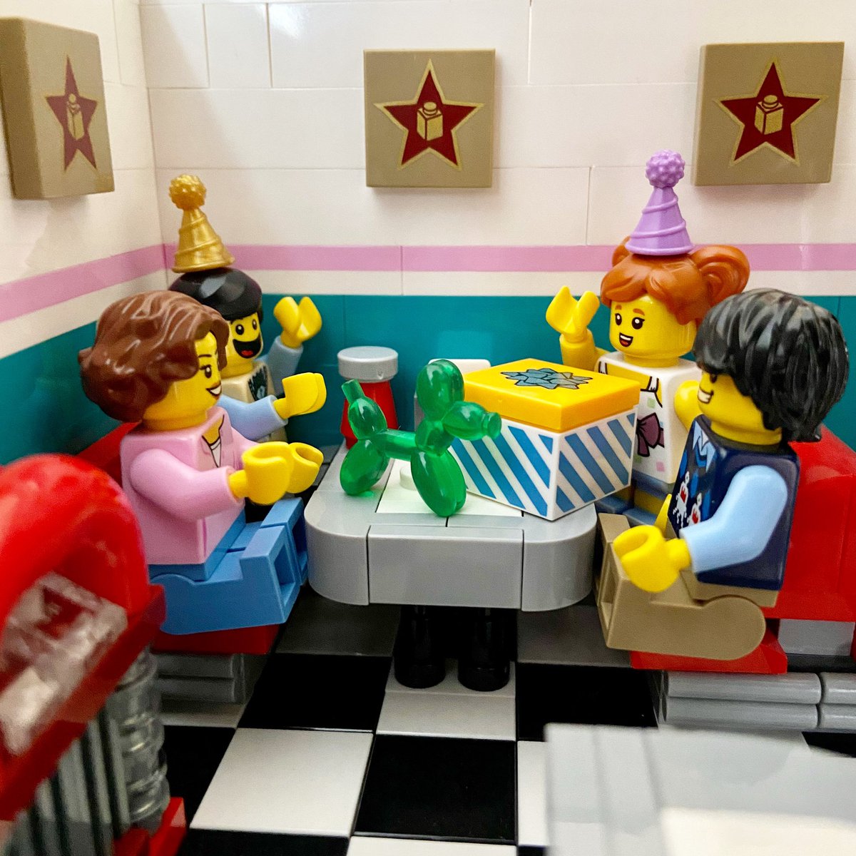 Birthday party! 🥳🎂🥂 ¡Fiesta de cumpleaños! 
#rebuildtheworld #legodiner #legoparty #legominifigs #legosets #lego #afol #legoseverywhere #lego365 #ilovelego #bricklife #iloveminifigures #legography #legomaniac #bricknetwork #toygram #toyslife #legoespaña <a href="/LEGO_Group/">LEGO</a>