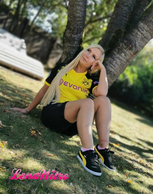Endlich wieder Bundesliga und ich tr&auml;ume schon wieder vom Sieg... 🖤💛  Was denkst Du? BVB gegen Stuttgart<a href="/tag/gratis"class="tags"><span>#gratis</span></a>