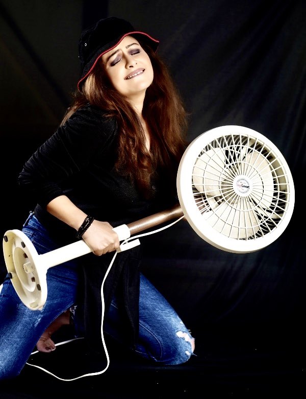 AyeshaJhulka's tweet photo. When you are a fan of your own singing 😂

#Music #Beyourownfan #letitflow https://t.co/LGQovEmeIo