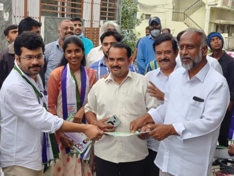 కుప్పం మొట్ట మొదటి మున్సిపాలిటీ చైర్మన్ గా ఎన్నికైన Dr సుధీర్ గారు. 

Congratulations sir 💐💃😍

#YSRCPSweepsMunicipolls #Kuppam  #YSJaganMarkInAP