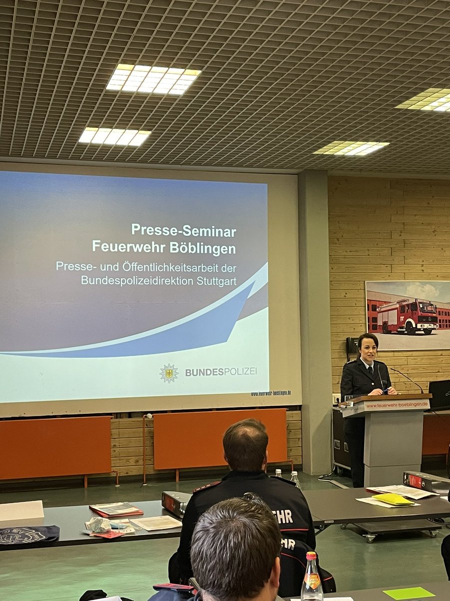Jetzt beim #Presseseminar spricht Frau Bartelt, Pressesprecherin der <a href="/bpol_bw/">Bundespolizei in Baden-Württemberg</a> über die Pressearbeit anderer #BOS am Beispiel der #Bundespolizei