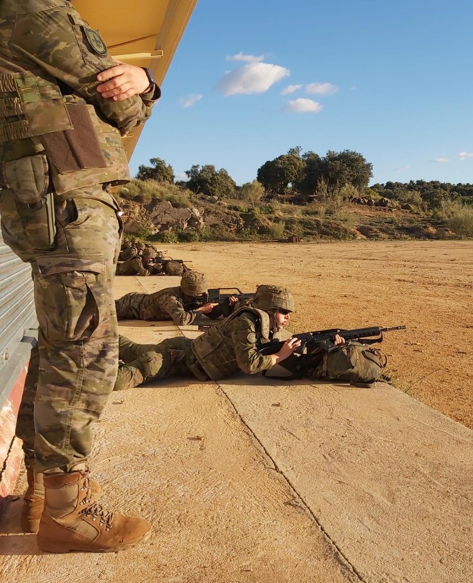 MADOC_ET's tweet photo. Academia de #Artillería: los alumnos de la #ACART_ET de #Segovia realizan instrucción de combatiente general, como parte de su programación y mejorar así, sus capacidades de liderazgo. #EjércitodeTierra #UltimaRatioRegis https://t.co/N35NSyBcnE