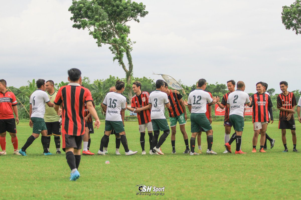 MIPurwodadi's tweet photo. Sparing footbal @MIPurwodadi vs PSGP! #ForzaMilan #MIBP 🔴⚫ https://t.co/tUPMNIgANG