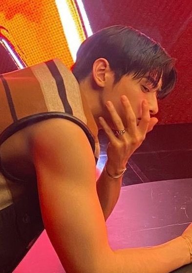 dongminori235's tweet photo. CHA EUNWOO'S ARMS. AND HANDS. THAT'S THE TWEET. https://t.co/frzn3CUQWF
