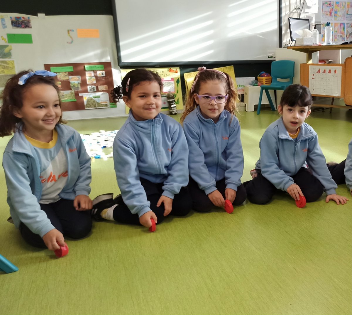 claretvalls's tweet image. Apostem per una nova manera d&apos;aprendre les matemàtiques: JUMP MATH. A P5 classifiquen cercles i investiguen com es desplacen! 🔵
#petitclaret #jumpmath #alumneclaret