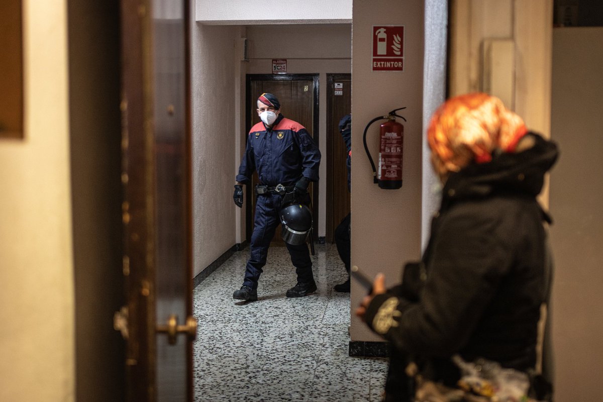 FonsiLoaiza's tweet photo. Ayer en Barcelona los Mossos desahuciaron a Rafaela, enfermera desempleada. Ha trabajado durante la pandemia en residencias de mayores. Lo que antes eran falsos aplausos ahora son desahucios. Vergüenza de país. https://t.co/3sj565p2zY