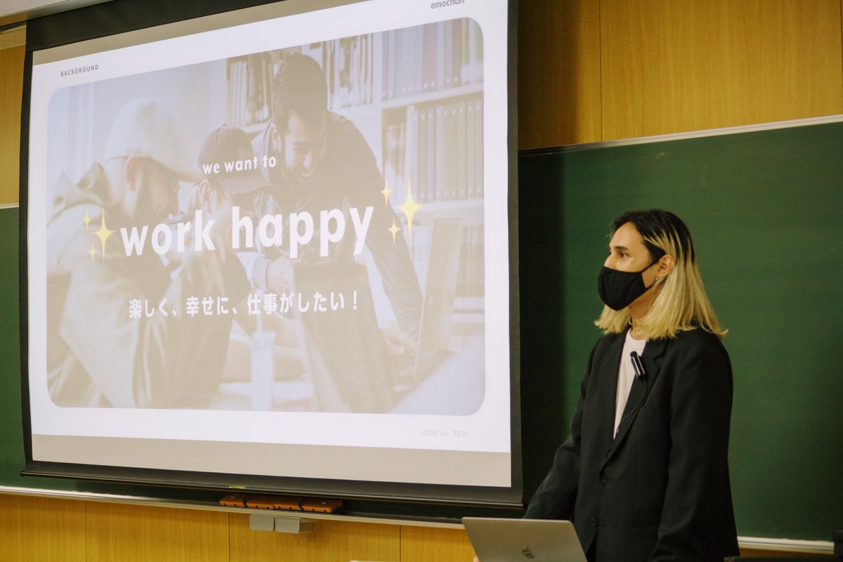 emochan_jp's tweet photo. emochan デザイナーの中田・ジーザス・成人が電気通信大学先端工学基礎課程にて企業講師として講義をさせていただいております🧑🏻‍🏫
講義テーマは、「組織における人と人との関係の中で生まれる問題」について✍️
emochan が解決したい問題でもあるこのテーマについて、学生の皆さんと解決策を模索中です🤔 https://t.co/wPeVZfyXx2