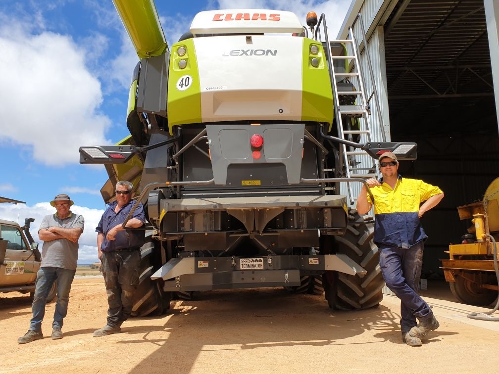 seed_terminator's tweet photo. @CLAASHC Katanning delivered this new CLAAS 8800 with a Seed Terminator 💪🏻

L-R  the Legendary Paul Wells Saleman, Tapscott family, Brad and Wayne.

Best of luck for #Terminate21 #ShesAllCLAAS #WhataBeast https://t.co/4Bad7qfp65