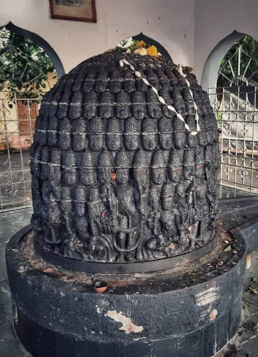 sudhirshiv567's tweet photo. भारत के महाराष्ट्र के सोलापुर में हरिहरेश्वर मंदिर में खुदाई के दौरान मिला एक अत्यंत अनूठा और दुर्लभ बहुमुखी शिवलिंग। इसमें अन्य देवताओं के साथ शिव के 359 चेहरे हैं और इसका वजन लगभग 4000 किलोग्राम है।⛳ https://t.co/5SeCRkanWZ