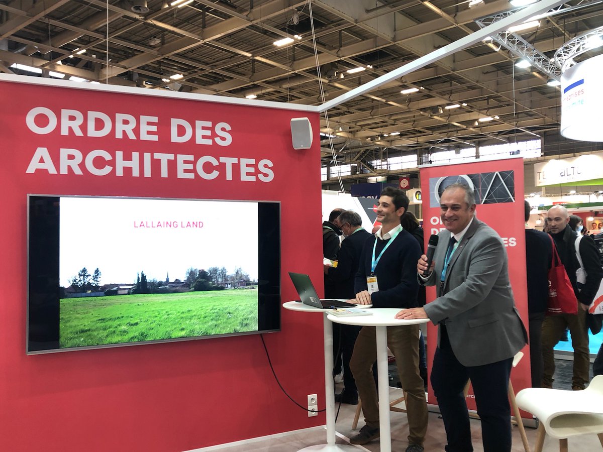 "Regards croisés collectivité locale-architecte : étude urbaine, diagnostic de territoire" <a href="/jpflallaing/">Jean-Paul FONTAINE</a>, maire de Lallaing, Conseiller régional des Hauts-de-France et Simon Delloue, architecte, sont sur le stand de l'Ordre au Salon des maires #LALLAING_LAND