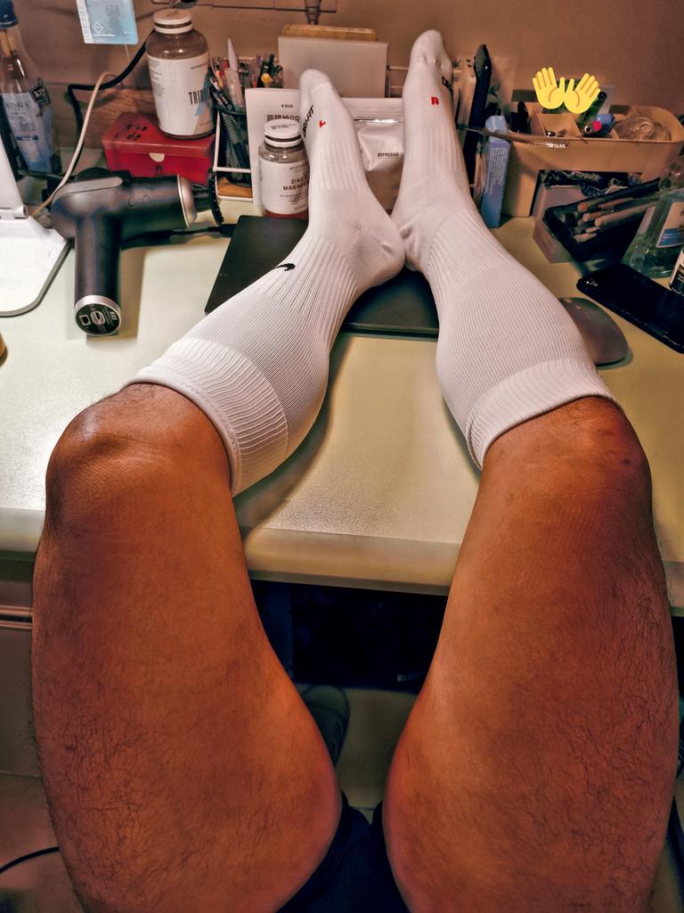 训练前👉训练中👉训练后
腿粗的烦恼就是练倒蹬的时候双腿不能离的太近，要不然随着训练的进行，废屌在锁里被大腿不断摩擦，练完流水流到裤子都全湿润了嗷