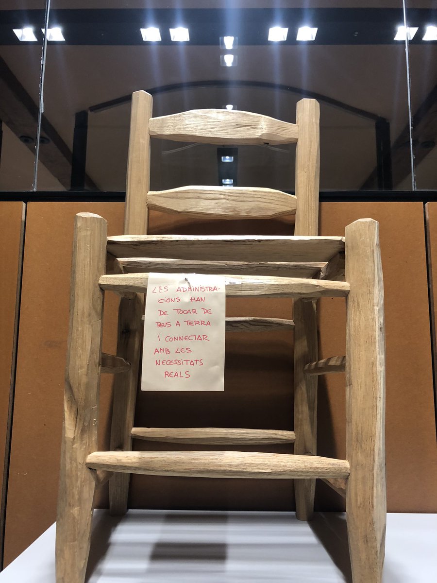NausicaVidal's tweet photo. Ahir va fer tres anys del primer #TransitarLab
Des de llavors hem comprovat com n’és d’imprescindible adaptar-nos al canvi, i veure el potencial més enllà de la forma. El resultat, la cadira, m’ho recorda. #transitardiba @educadiba @josep_asuncion @GuaschGemma https://t.co/76bGBqnC3O