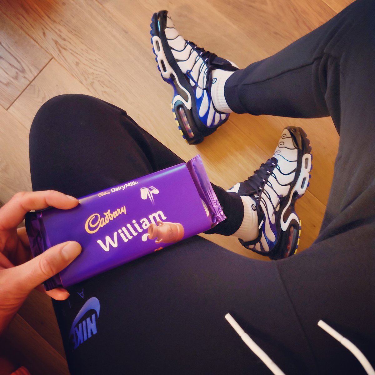 willspilsbury's tweet photo. Purple vibes. ❤️💜 #personalised #cadburys #niketn #airmaxplus #persian #cadburydairymilk #nikeairmax #whitesocks #stancesocks #blackjoggers #nikejoggers #nikeair #sneakerhead #bighashtags #rise https://t.co/fD6QHwj6Es