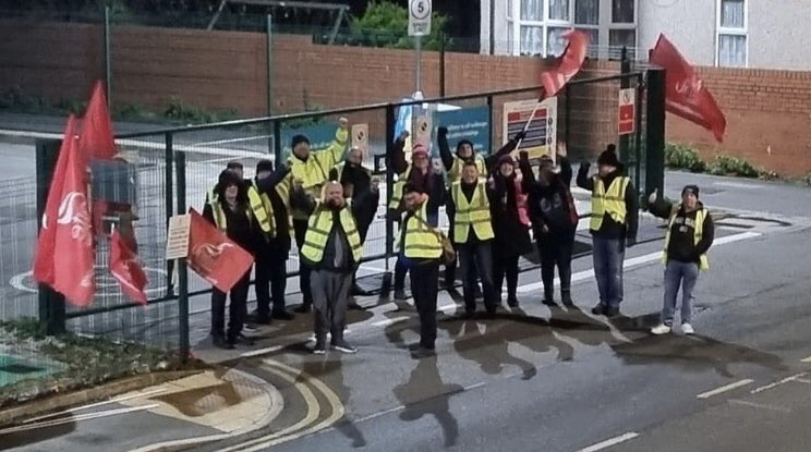 WalesUniteReps's tweet photo. Arriva Strike Day 4:
We must all continue to send a clear message to @arrivabuswales that Bus Drivers in Wales deserve a fair pay offer like their colleagues over the border have received. #FairPayrise #CheersDrive https://t.co/zGYku6tPNf