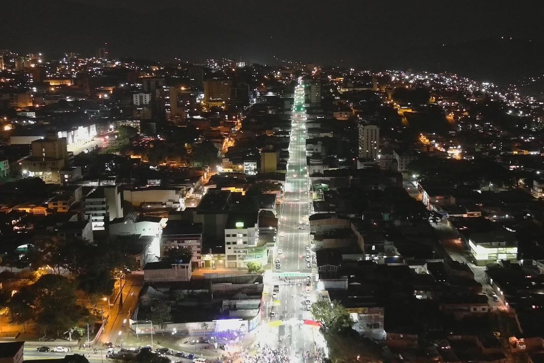 ¡#SanCristóbal continúa de fiesta! En compañía de mi familia y de mi gente tachirense reinuaguramos la 5ta Avenida, totalmente iluminada, asfaltada, pintada, entre otras rehabilitaciones. ¡Seguimos embelleciendo nuestra ciudad para el disfrute de los Sancristobalenses!