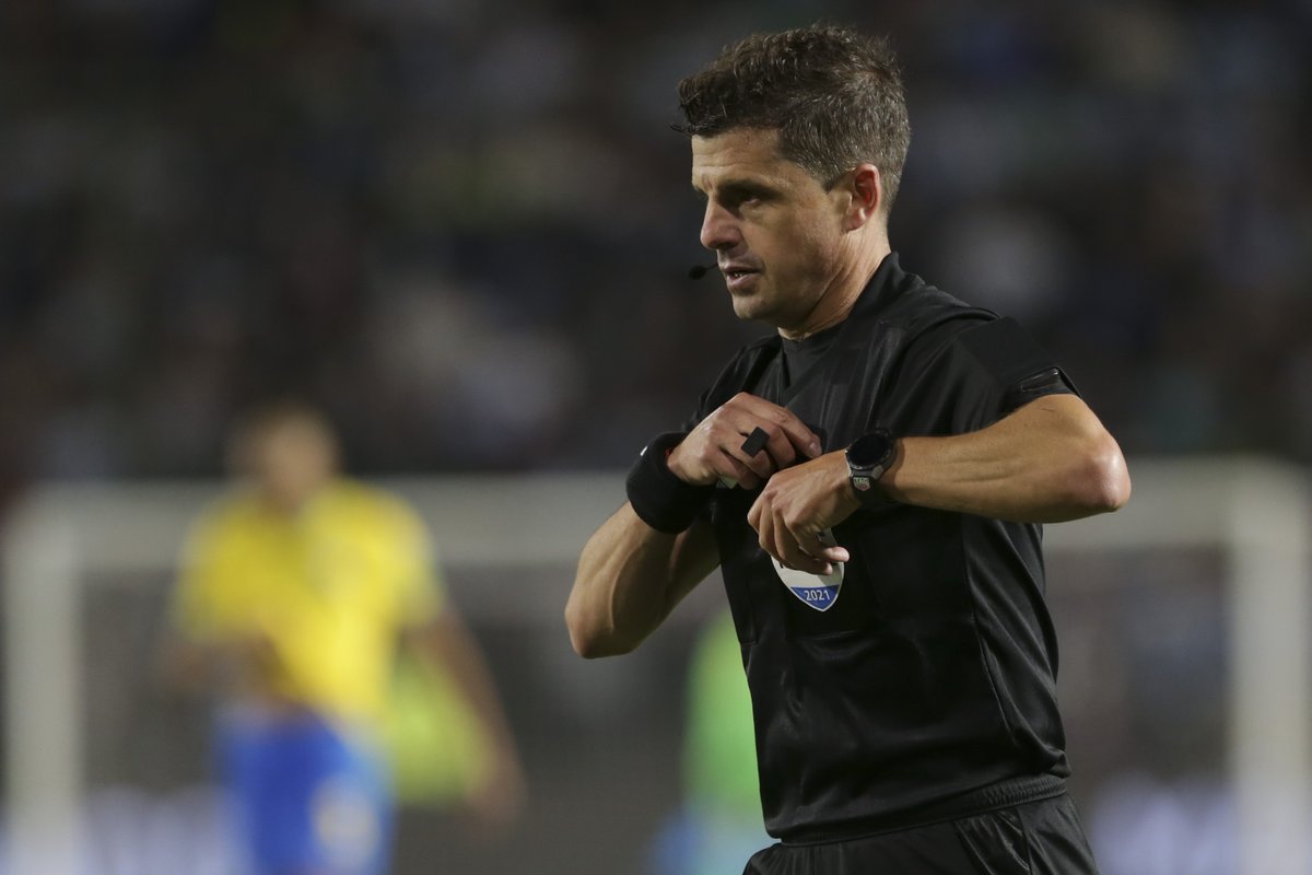 SC_ESPN's tweet photo. 🚨ATENCIÓN: CONMEBOL suspendió por tiempo indeterminado a Cunha y a Ostojich por los errores en Argentina vs. Brasil.
🎙️ @juanbalbi9 https://t.co/7cobdgXrFg