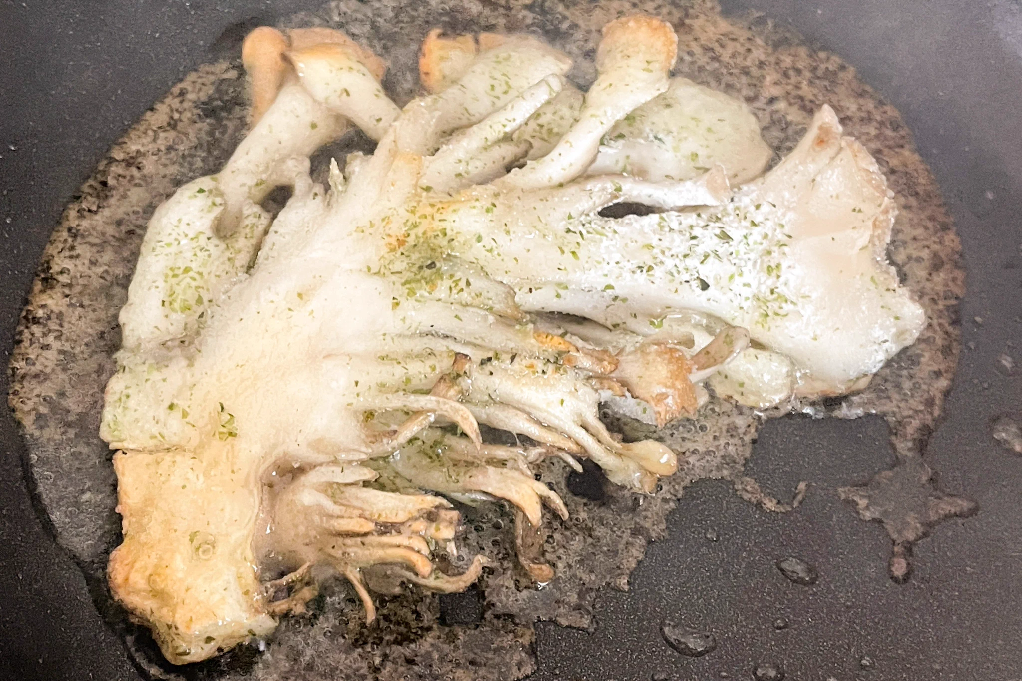 油の量が少量で済むのも嬉しい！舞茸好きさん必見、舞茸の「天ぷら」レシピ！