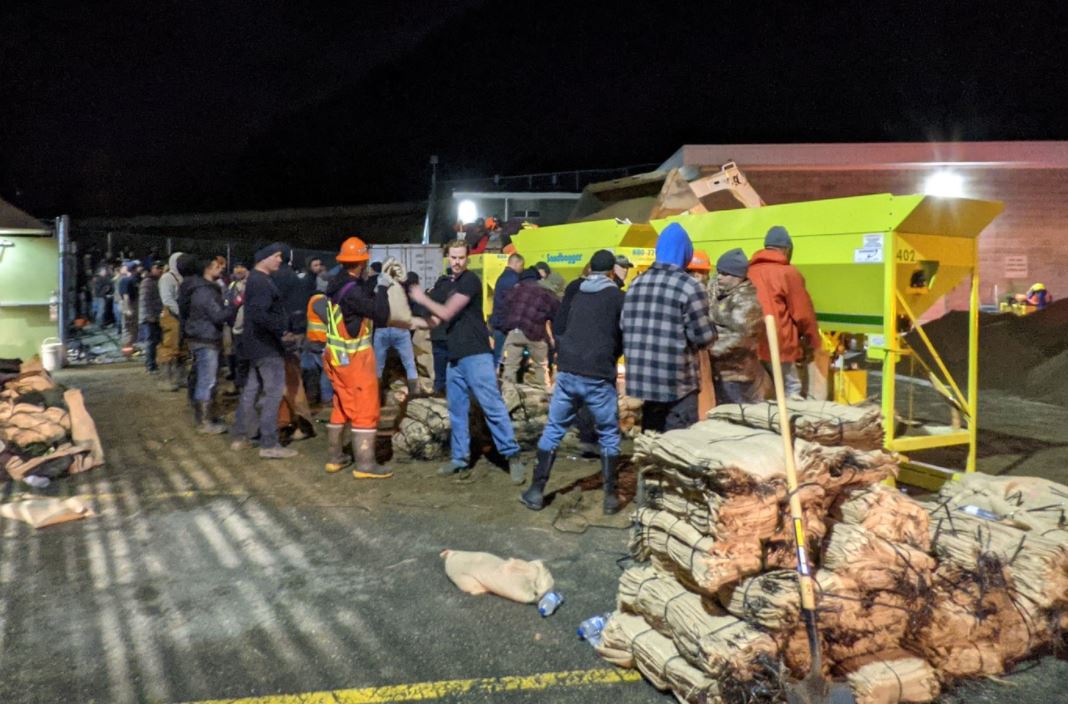 CityNewsVAN's tweet photo. Hundreds of people showed up to fill sandbags at the Barrowtown Pump Station in #Abbotsford late Tuesday night amid record flooding https://t.co/xLIAI04Uqx https://t.co/CvVP4LoMuL