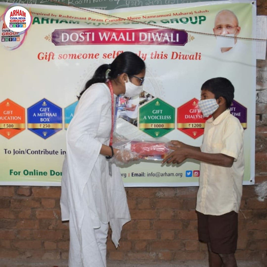 AYSGIndia's tweet photo. Arham Yuva Seva Group Pawandham Gen Next spent their Diwali with the school kids of Wada and gifted educational kits which included folder, writing pad, other stationary and water bottle, to more than 350 underprivileged kids. 
#AYSG 
#EducationalActivity
#DostiWaliDiwali https://t.co/orevydOJ8y