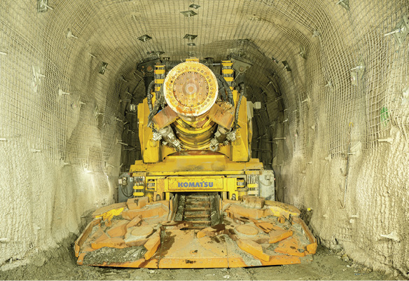 im_mining's tweet photo. Rounding off 2021 with a Nov/Dec issue full of in-depth articles on #minelighting; #EPCM; #contractmining; #heapleach & #SX; #rocktools; #simulators; #goldprocessing; #miningdrives; #continuouscutting plus @THE_MMD_GROUP's Fully Mobile #SurgeLoader. See https://t.co/jDEKvwlPol https://t.co/clWhYEC3Fu