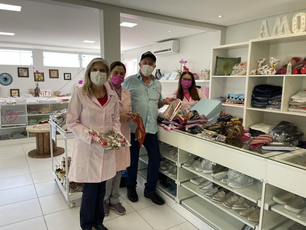 PaniPantucci's tweet photo. Dia de solidariedade e de doação: hoje, o fundador do Grupo Pantucci, Jaime Battisti, foi pessoalmente entregar os lenços arrecadados pela Pantucci na campanha Outubro Rosa, realizada em todas as unidades do grupo, por meio de doações dos clientes e colaboradores. A doação foi https://t.co/sLgVLCR83k