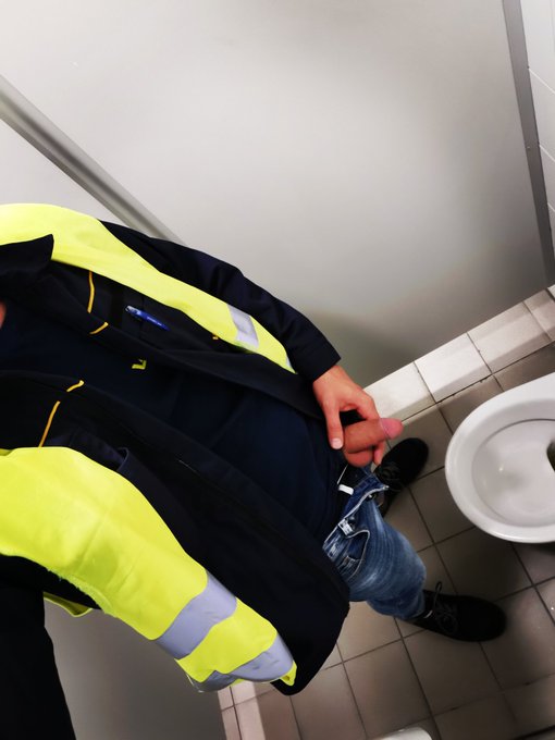 Hey guys, who want to be my co-worker?! ??

#workeruniform #alwayshorny #gayworker #suckmycock https://t