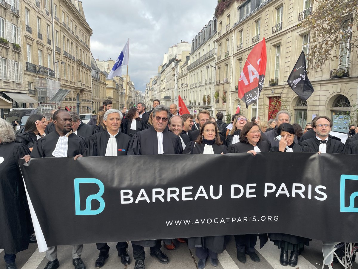 Cet après midi l’UIA@unionintavocats avec son président a apporté son soutien au barreau de Paris a l appel du Bâtonnier Olivier Cousi, pour être présent devant le sénat pour défendre le secret professionnel de l ´Avocat , sans secret il ne peut y avoir de défense