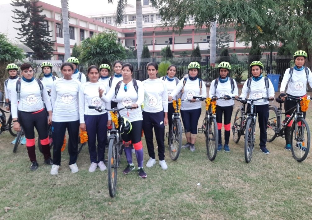 PoliceYnr's tweet photo. .DGPHaryana ने #महिला सुरक्षा को बढ़ावा देने के लिए '#जागृति यात्रा' साइकिल रैली को झंडी दिखाकर किया रवाना।ACP #ममता सोदां के नेतृत्व में 16 पुलिस महिला साइकिलिस्ट टीम 25 दिनों में 23 जिलो की 1194 KM की करेंगी यात्रा।रैली का यमुनानगर पहुंचने पर किया भरपूर स्वागत
@police_haryana https://t.co/1HA0uAvUUi