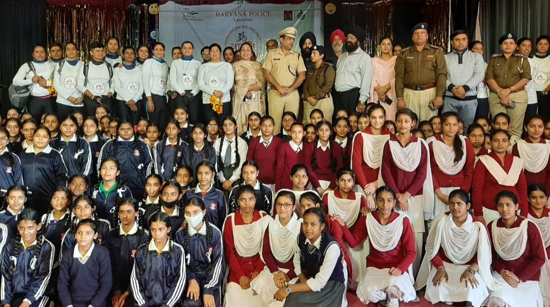 PoliceYnr's tweet photo. .DGPHaryana ने #महिला सुरक्षा को बढ़ावा देने के लिए '#जागृति यात्रा' साइकिल रैली को झंडी दिखाकर किया रवाना।ACP #ममता सोदां के नेतृत्व में 16 पुलिस महिला साइकिलिस्ट टीम 25 दिनों में 23 जिलो की 1194 KM की करेंगी यात्रा।रैली का यमुनानगर पहुंचने पर किया भरपूर स्वागत
@police_haryana https://t.co/1HA0uAvUUi